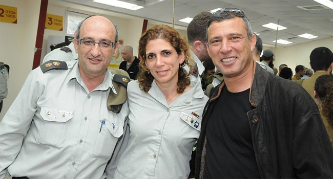 לקוחות טובים. מימין: מיקי מגדל, מנכ"ל סאפ ישראל, רס"ן איריס שיפרין, לשם; סא"ל חיים וגנר, CTO לוטם