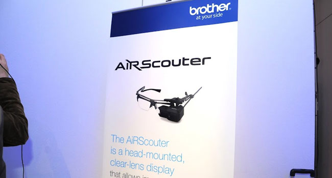 AiRScouter - העיקר לפנות את שתי הידיים לעבודה ולקלוט את המידע והתמונות ישירות מהמחשב בעין אחת, כשהשנייה מחוברת למציאות בה עובדים. צילום: פלי הנמר