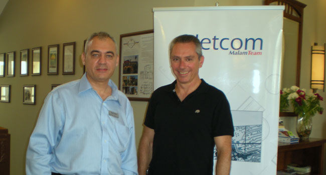 העיתונאי אלון בן דוד (מימין) עם יוסי גז, מנכ"ל נטקום