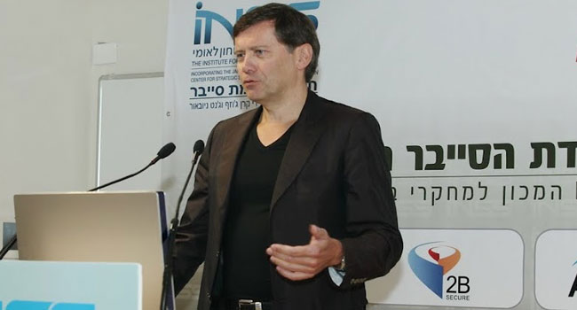 ראלף לנגנר הוא מומחה סייבר גרמני שהיה בין מפצחי תולעת סטוקסנט, שהסבה נזק למערכות השו"ב של הסרכזות (צנטריפוגות) במתקני האטום באיראן. הוא היה הראשון לגלות, כי מטרת סטוקסנט היא חבלה