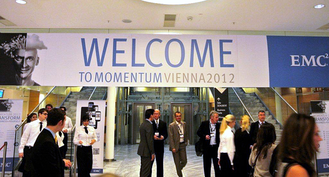 הכניסה לתערוכת הפתרונות של כנס Momentum Europe 2012. צילום: פלי הנמר