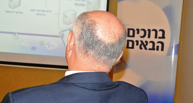 איזי כהן צופה במעשה עובדיו ונהנה מכל רגע. רק רבעון עבר מאז התייצב בראשה של כלל ביטוח, ויש לו כבר תוצאות בולטות בשטח