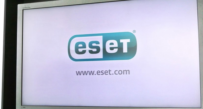 כן לא טעינו, אנו במטה של ESET במצגת שלה לאורחיה מישראל. אגב, מתברר שמקור השם ESET אינו ראשי תיבות של שום דבר (NOD, השם המסחרי של מוצר האנטי-וירוס שלה, הוא ראשי תיבות של תוכנית טלוויזיה מצליחה בסלובקיה), אלא שמו של אחד מאלי מצרים העתיקה - אל הריפוי Healing. מתאים לתחום עיסוקה התאוששות מווירוסים