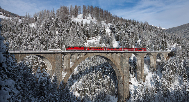 במקום הראשון: הרכבת שחוצה את גשר הקשתות בשוויץ. צילום: David Gubler