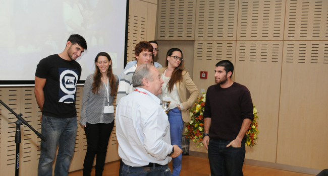 המלאך מעניק את גביע אמצ"י לנכדים של בוקשפן ומירה אשתו