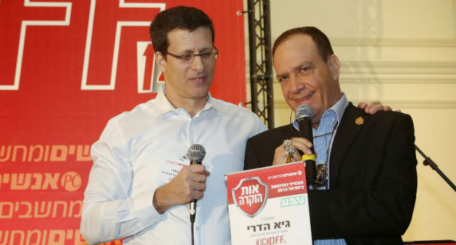 פלי הנמר מעניק אות הוקרה מיוחד לגיא הדרי, סמנכ"ל מערכות מידע בטבע