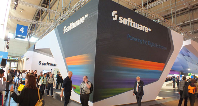 ביתן התצוגה הגדולה של Software AG בתערוכת CeBIT 2014, פתוח פיזית לכל הכיוונים לשדר שהחברה אימצה את כל המגמות החדשות: ענן, Big Data, מובייל וסושיאל ותוביל הפתרון האגי'לי של IBO לארגונים הדיגיטליים