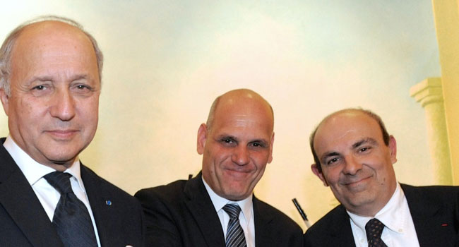  מימין: אריק טראפייה, נשיא חברת דאסו כלי טיס; בצלאל (בוצי) מכליס, נשיא אלביט מערכות; ולורן פאביוס, שר החוץ של צרפת