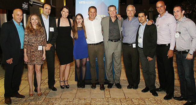 מימין: בן חגי, מהנדס תוכנה בכיר, VMware ישראל; ירון רזינסקי, מנהל לקוחות, VMware ישראל; אופיר זמיר, מנהל טכנולוגי אזורי בכיר, אגן הים התיכון, VMware; רענן ביבר, מנכ"ל VMware ישראל; סטיבן מולני, סגן נשיא בכיר ומנכ"ל יחידת הרשת והאבטחה ב-VMware העולמית; שמוליק ענתבי, מנהל אזורי בכיר, אגן הים התיכון, VMware; קרני מהרש"ק, מנהלת שיווק אזורית בכירה, אגן הים התיכון, VMware; סונדרין לרו-גרייבס, מנהלת שיווק של אזור EMEA ב-VMware; סטפן אנטונה, מנהל השיווק לדרום EMEA ב-VMware ;אירית אלפרוביץ',מנהלת לקוחות, VMware ישראל; נתי אמסטרדם, מנהל פעילות אזורי לתחום Cloud Management ב-VMware ישראל