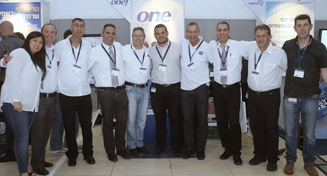 הצוות של One1 מערכות. מימין: עוזי סנדל, מנהל מוצר לנובו; חנן זהבי, מנהל מכירות; דותן פלדמן, מנהל מוצר HP; שמחה פוסטובסקי, מנהלת מוצר יבמ; חן אזולאי, מנהל שיווק ומכירות; אבי דרלינגר, מנהל מכירות אזור צפון; שלום דיין, סמנכ"ל;  יוסי מור, פריסייל; גיל שלומי, פריסייל; לילן ולרו, מתאמת מחלקת מכירות