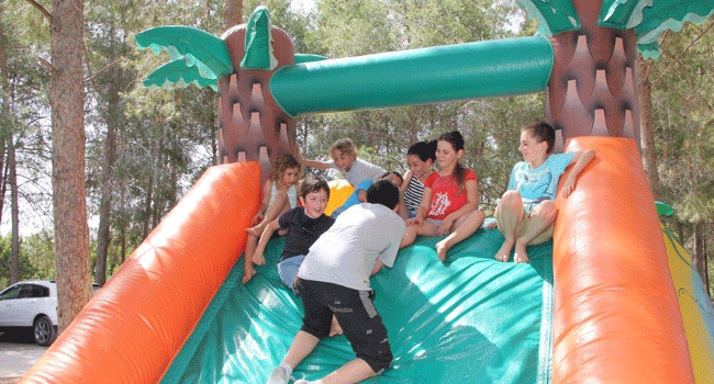 ילדי החברה מבלים