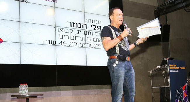 המנחה. על הבמה: הנמר, מוותיקי המיינפריים - 49 שנה, שלוש שנים אוניברסיטת תל אביב, ארבע שנים ממרם, 10 שנים יבמ ישראל ו-33 שנים יזם ומנהיג אנשים ומחשבים