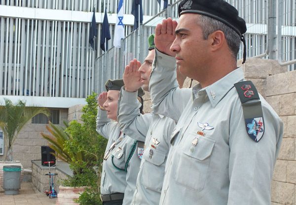 מעבירים את הדגל.סא״ל רמי שקד המפקד הנכנס, אל״ם חנן איסרוביץ׳, מפקד ממר"ם ;סא״ל אורית טטרסקי, המפקדת היוצאת. צילום: דובר צה"ל