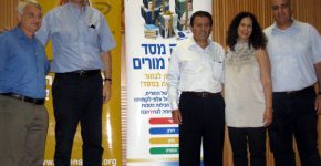 המפגש בשער הנגב. מימין: רון כהן, מנהל שיווק ומכירות, בנק מסד; דפנה קליינר, סמנכ"לית משאבי אנוש, ביטוח ישיר; יעקב שורי, מנכ"ל בנק מסד; אורי בן ארי, מייסד ונשיא קרן אתנה; ואלון שוסטר, ראש מועצת שער הנגב