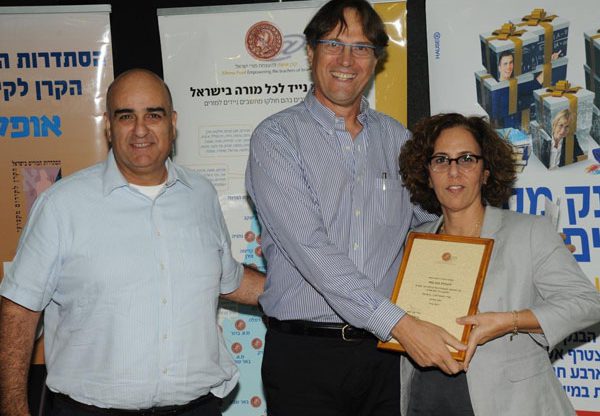 "מחשב נייד לכל מורה" בתמונה: רון כהן, מנהל השיווק של בנק מסד, אורי בן ארי, מייסד ונשיא קרן אתנה ואורלי טרץ מנהלת סניף מסד בראשון לציון