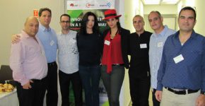 מימין: ערן מנצור, יועץ JBoss בכיר במטריקס; אמיר ציפורי, ארכיטקט פתרונות ברד-האט ישראל; רוני קרן, מנהל תחום ג'אווה בג'ון ברייס הדרכה; אלינור כהן, רד-האט ישראל; שרון אקשטיין, מנהלת מכירות פתרונות רד-האט במטריקס; טל פורטל, יועץ JBoss בכיר במטריקס; עופר בר לב, מנהל לקוחות אסטרטגיים ברד-האט ישראל; וחואן רובר, מנהל קבוצת הקוד הפתוח במטריקס