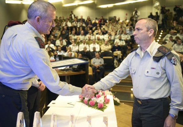 מפקד מצפ"ן, אל"מ אבנר זיו, מקבל את הפרס מידי הרמטכ"ל, רא"ל בני גנץ. צילום: דובר צה"ל