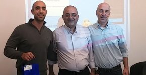 מימין: שי נעימי, מנהל תחום חינוך במיקרוסופט ישראל; שמואל משעלי, מנכ"ל חברת YouCC; וניר קרניאל, מפתח בצוות הפיתוח של פורטל החינוך העירוני חיפה נט