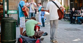 עם weBusking, אמני הרחוב מופיעים לא רק בפני העוברים ושבים. צילום אילוסטרציה: BigStock