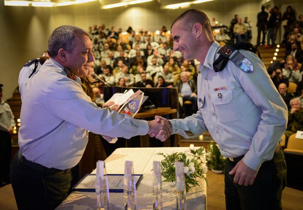 מימין: אל''מ דותן סיגלר, מפקד יחידת חושן, מקבל את פרס ההצטיינות מידי הרמטכ"ל, רב אלוף גדי אייזנקוט. צילום: דובר צה"ל