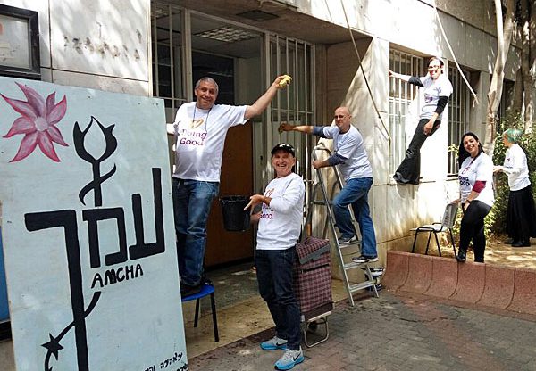 מנכ"ל בינת סמך, קובי ביטר (משמאל), עם מנהלים ועובדים בצביעת הסניף. צילום: יח"צ