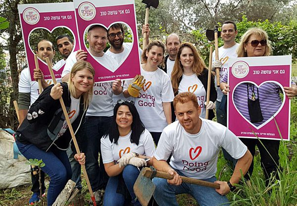 חבצלת מור, יוזמת פעילות "חברים דרך האדמה", עם חלק מעובדי F5 המתנדבים: עוזי גלילי, מהנדס בדיקות; נטלי בן דוד, מהנדסת בדיקות בכירה; גוסטבו צובל, מהנדס תוכנה בכיר; טלי שפיר, רכזת גיוס; דוד חננאל, מהנדס תוכנה בכיר; איתי פרי, מהנדס תוכנה; ירון גיאט, מהנדס אבטחת מידע; יוסי ראובן, מהנדס תוכנה; שמעון סוג'ז, ראש צוות מהנדסי בדיקות; אורית חכים, מנהלת משרד; ודורית קידן, רכזת משאבי אנוש