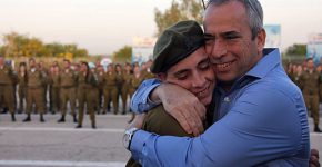 האב והבן הנרגשים - אל"מ (מיל') אבנר זיו ורב"ט עומר זיו