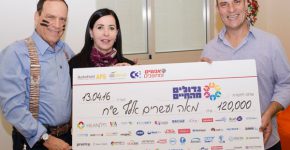 מימין: ליאור שמואלי, מנכ"ל גדולים מהחיים, נטלי גבאי, סמנכ"לית אנשים ומחשבים, ופלי הנמר, יזם ומנהיג אנשים ומחשבים. צילום: מיכל בנדק