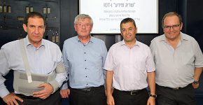 מימין: עופר בלוך, מנכ"ל חברת החשמל; נתן ברק, מנכ"ל mPrest; יוסי שנק, סמנכ"ל חטיבת התקשוב של חברת החשמל; ואלוף (מיל') יפתח רון טל, יו"ר דירקטוריון חברת החשמל