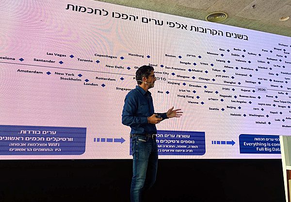 גיל רוזן, סמנכ"ל השיווק והחדשנות של בזק, מציג את התחזית של החברה לתחום הערים החכמות בישראל. אחרי ברצלונה, שנעשתה כזאת כבר ב-2013, צפויות תל אביב, מודיעין ואשדוד להפוך לערים חכמות כבר השנה. אחריהן יעשו זאת נתניה, ירושלים, חיפה ואחרות