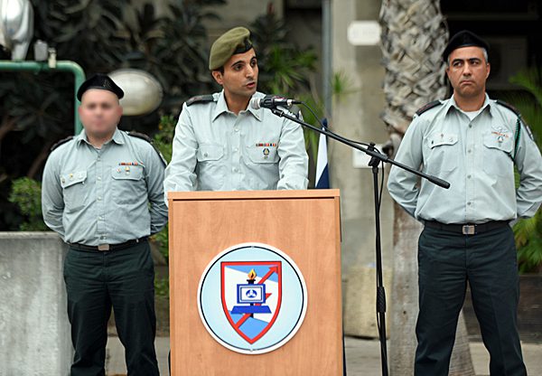 מימין: סא"ל רמי שקד, מפקד בסמ"ח היוצא; סא"ל יניב אוסי, מפקד בסמ"ח הנכנס; ואל״מ ע', מפקד מצפ״ן. צילום: דובר צה"ל