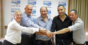 מעמד החתימה על ההסכם הקיבוצי ב-HOT mobile. צילום: באדיבות דוברות ההסתדרות