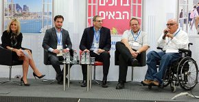 מימין: יובל וגנר, יו"ר עמותת נגישות ישראל; נתי אברהמי, מנכ"ל טלדור; ריק קפלן, מנכ"ל יבמ; אורן שגיא, מנכ"ל סיסקו; ועדי סופר-תאני, מנכ"לית פייסבוק ישראל. צילום: אביב גוטליב