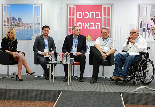 מימין: יובל וגנר, יו"ר עמותת נגישות ישראל; נתי אברהמי, מנכ"ל טלדור; ריק קפלן, מנכ"ל יבמ; אורן שגיא, מנכ"ל סיסקו; ועדי סופר-תאני, מנכ"לית פייסבוק ישראל. צילום: אביב גוטליב