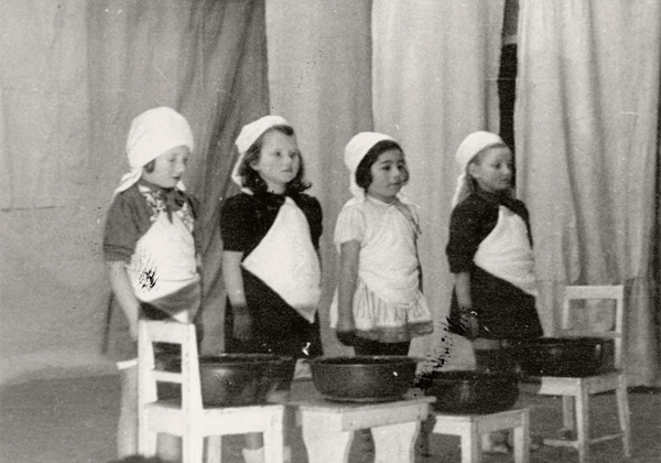 ילדות בהצגת חנוכה בנוי פריימן, גרמניה, לאחר המלחמה. מקור: אתר יד ושם