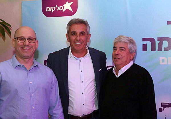 מימין: עמי אראל, יו"ר סלקום; יהודה בן חמו, ראש עיריית כפר סבא; וניר שטרן, מנכ"ל סלקום. צילום: סיון פרג'