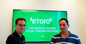 מימין: אלעד גוטפריד, מנהל ייצור IT ב-eToro, ורון דוידי, מנהל הפיתוח העסקי של קמינריו לאזור EMEA. צילום: יח"צ