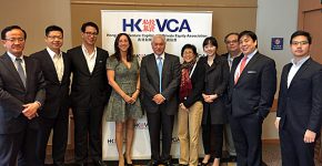 עומדים במרכז: ג'וני צ'אן, נשיא HKVCA, וקרין מאיר רובינשטין, מנכ"לית IATI