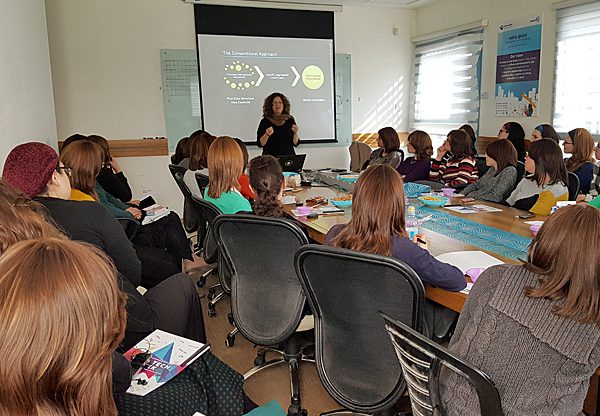 משתתפות שבוע ההעשרה של פרויקט תלפיות מאזינות לאחת ההרצאות