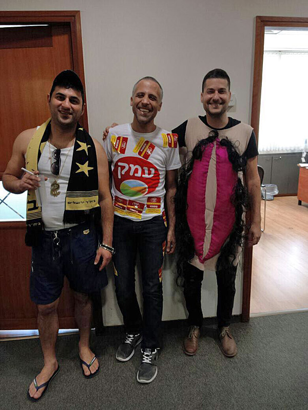 שלושת העובדים מ-CMS והביטוי הכל כך ישראלי. צילום: יח"צ