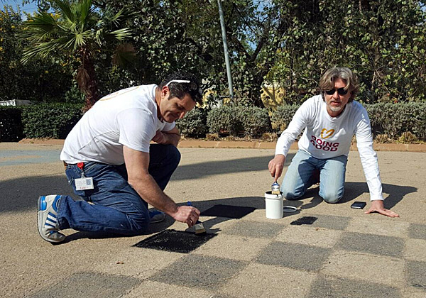 מתנדבים בבית הספר בית אקשטיין ביד רמב"ם. מימין: רון ווליכמן, מנכ"ל בינת סמך, ופיני קריספל, אחראי התפעול בחברה. צילום: יח"צ