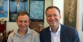 מימין: פרנק פורסטר, מנהל המכירות הראשי של קבוצת ה-PSG של אינטל לאזור EMEA, ואילן הוכמן, מנהל פעילות ה-FPGA בישראל. צילום: פלי הנמר