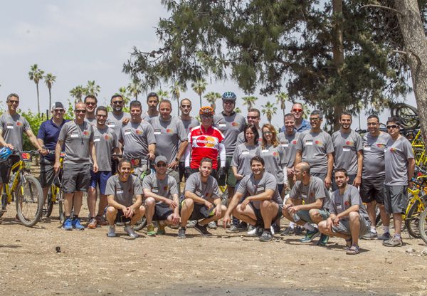 תמונה קבוצתית של נציגי הסטארט-אפים שהשתתפו בתחרות ואנשי מסטרקארד. צילום: יוסי אלוני