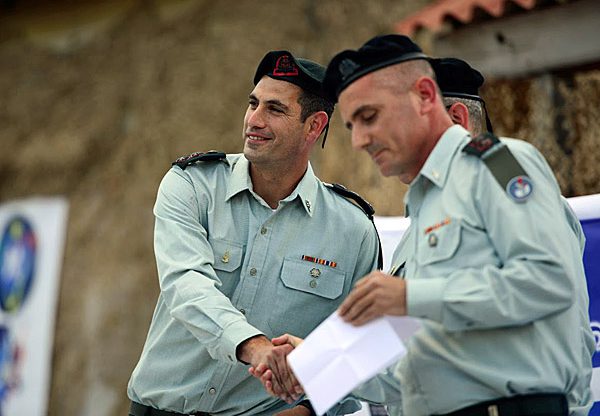 מימין: אל''מ דותן סיגלר, מפקד חושן היוצא, ואל"מ שי שולומון, מפקד יחידת חושן הנכנס. צילום: דובר צה"ל