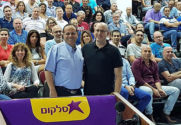 שר התקשורת, איוב קרא (משמאל), ומנכ"ל סלקום, ניר שטרן, עם עובדי החברה. צילום: יח"צ