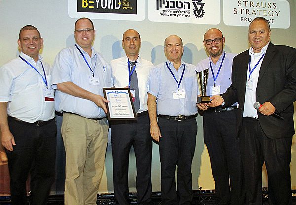 מימין: משה יונה, סגן נשיא PMI ויו"ר ועדת הפרס; ליאור אשכנזי, מנהל אגף מערכות מידע וסייבר המשרד לשירותי דת; עופר בן דוד, מנהל חטיבת הפרויקטים במלם; ד"ר טל אספיר, נשיא PMI; שמואל סוננבליק, מנהל תחום פרויקטים ציבורי במלם; וארז קוטנר, חבר ועדת הפרס מטעם PMI. צילום: ניב קנטור