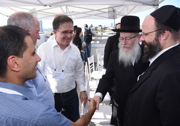 שר הבריאות, הרב יעקב ליצמן, ומנכ"לי תעשיית ההיי-טק. צילום: משה גולדשטיין