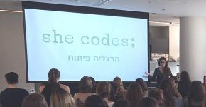 ליהי בכור, מנהלת סניף She Codes בהרצליה פיתוח, מרצה בפני הנוכחות