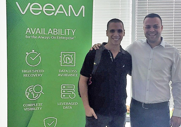 מימין: ליאור חן, מנהל שותפים והפצה ב-Veeam; ושי דוד, מנהל סיסטם ב-ERG. צילום: יח"צ