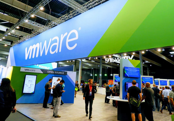 תצוגת הענק של VMware בכנס השנתי שלה בברצלונה. צילום: פלי הנמר